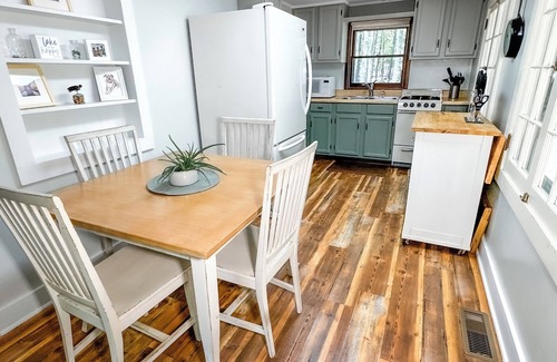 Big Bay Casa | Sunbeam Cottage - charming 2-bed lakefront house minutes from Big Bay