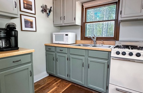 Big Bay Casa | Sunbeam Cottage - charming 2-bed lakefront house minutes from Big Bay