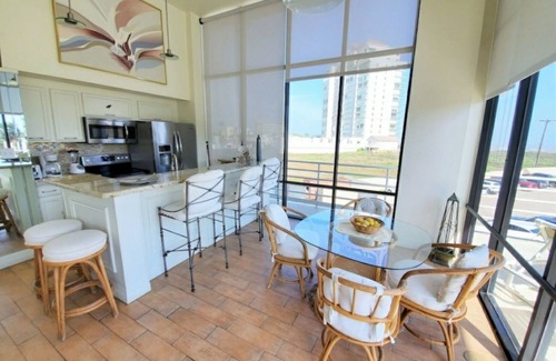 South Padre Island Casa | Sunchase Loft 20 ft glass view 4-min to water