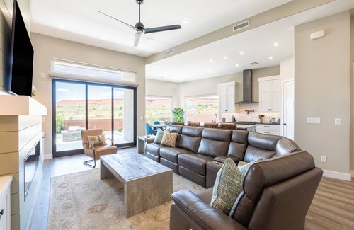 Washington Casa | SunChaser 2 Bed 2 bath Dog Friendly Private Home, Hot Tub, EV Charger