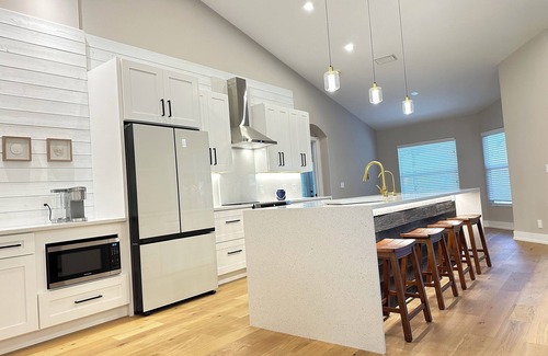 Venice Gardens Casa | SunCoast Garden Family Retreat-Beautiful Vacation Home with Heated Pool.