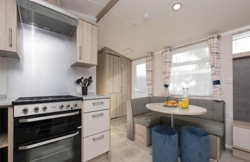 Looe Casa | Suncrest Plus Caravan by Belvilla