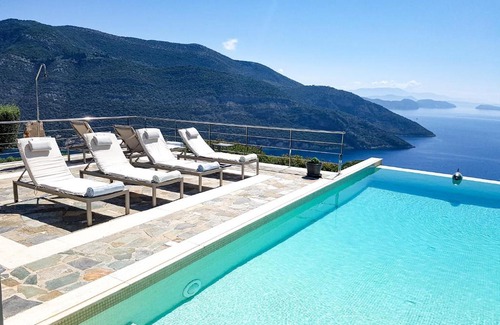 Evgiros Villa | Sundance - Fabulous & Large 4-Bedroom Private Villa