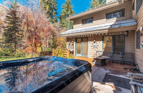 Sundance Cabina | Sundance Splendor: 5-Bed Cabin Oasis with Majestic Mountain Views
