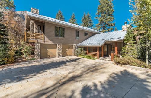 Sundance Casa | Sundance Splendor- 5-Bed Cabin Oasis with Majestic Mountain Views