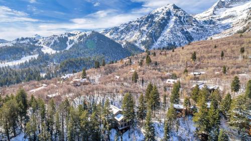 Sundance Casa | Sundance Splendor- 5-Bed Cabin Oasis with Majestic Mountain Views