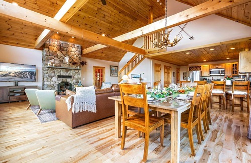 Sunday River Area Casa | Sunday River MTN Views! Slps 12! HotTub! Lux home