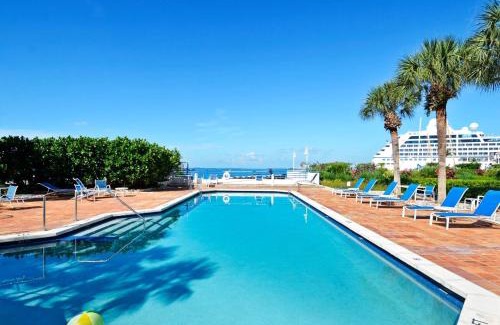 Truman Annex Casa | Sundown Refuge by AvantStay Great Location w Patio Outdoor Dining BBQ Shared Pool Week Long Stays