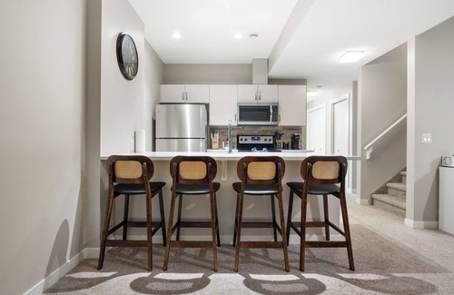 Cochrane Casa | Sundown Sweet Spot for 2, Near Rocky Mountains