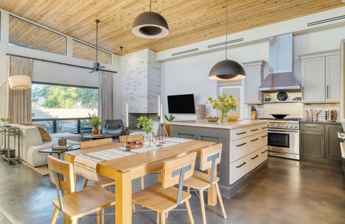Peaceful Valley Casa | Sundrenched by AvantStay | Pool, Mins to Old Town