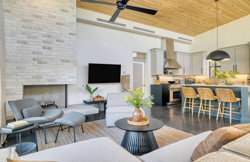 Peaceful Valley Casa | Sundrenched by AvantStay | Pool, Mins to Old Town