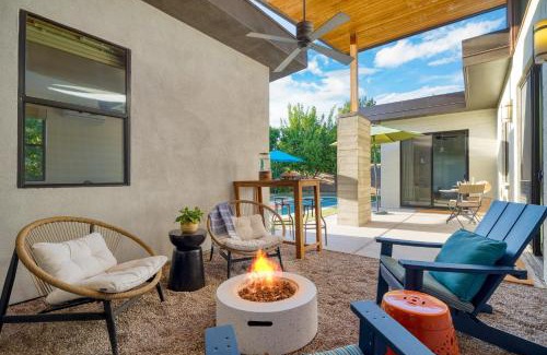 Peaceful Valley Casa | Sundrenched by AvantStay Pool Mins to Old Town