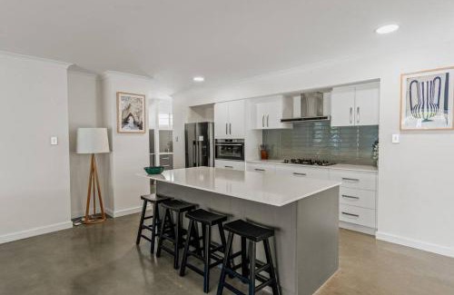 Quindalup Casa | Sundrift: Tranquil Retreat with Spectacular Views