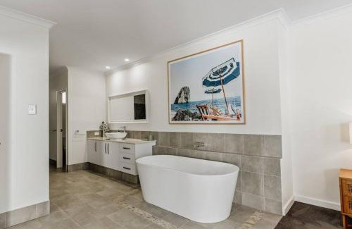 Quindalup Casa | Sundrift: Tranquil Retreat with Spectacular Views