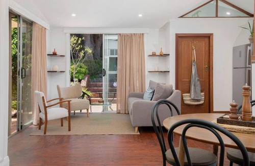 Highfields Casa | 'Sunfields' Garden Hideaway between Beaches and CBD