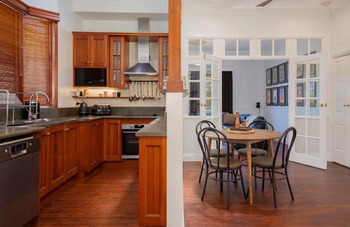 Highfields Casa | 'Sunfields' Garden Hideaway between Beaches and CBD