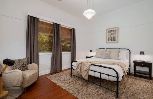 Highfields Casa | 'Sunfields' Garden Hideaway between Beaches and CBD
