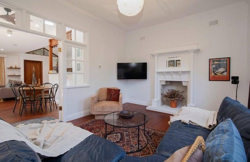 Highfields Casa | 'Sunfields' Garden Hideaway between Beaches and CBD