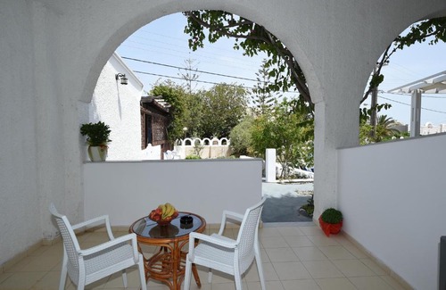 Kamari Hotel | Sunflower ApartHotel