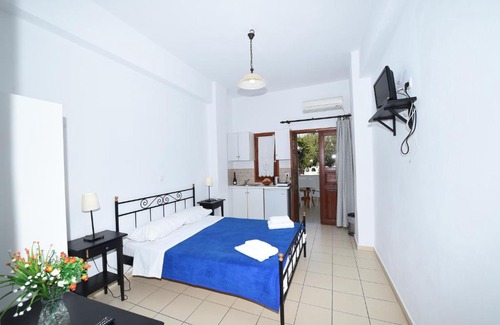 Kamari Hotel | Sunflower ApartHotel