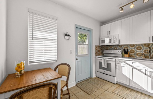 Southside Apartamento | "Sunflower Cottage Apt" 2/1