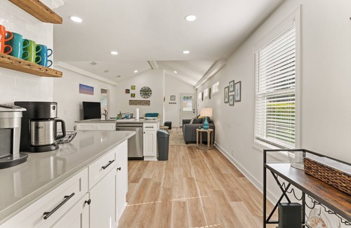 Saint Simons Heights Cabaña | Sunflower Hideaway -Walk to eats, bike to beach, pet friendly, Relaxed backyard.