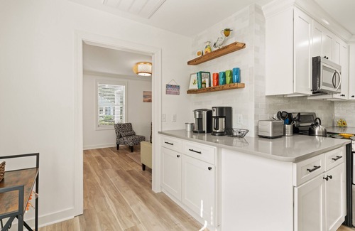 Saint Simons Heights Cabaña | Sunflower Hideaway -Walk to eats, bike to beach, pet friendly, Relaxed backyard.