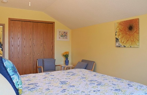 Charlevoix Cama Y Desayuno | Sunflower Inn - Zinnia Room