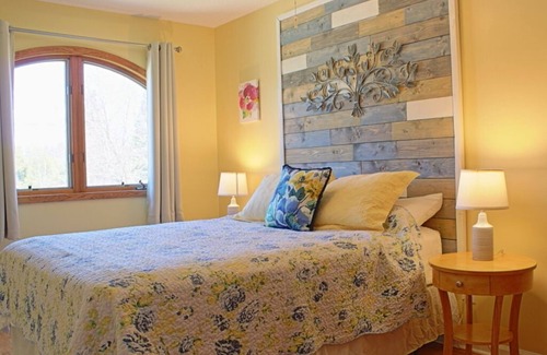 Charlevoix Cama Y Desayuno | Sunflower Inn - Zinnia Room