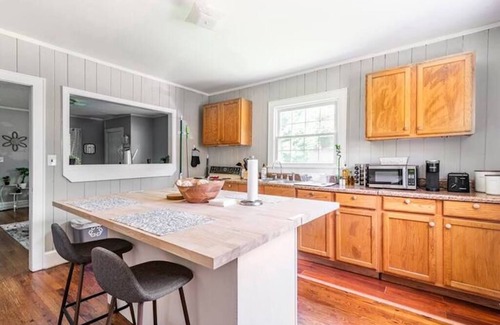 Dilworth Casa | {Sunflower Morning} A cozy farmhouse-style house in South End HOT TUB!