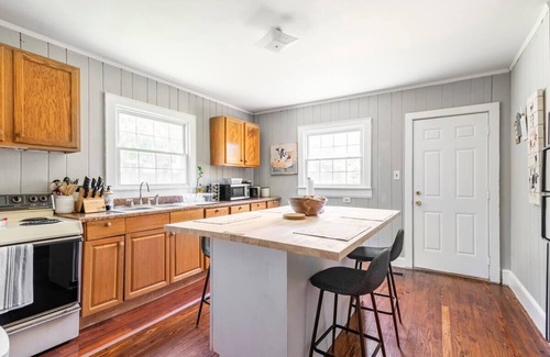 Dilworth Casa | {Sunflower Morning} A cozy farmhouse-style house in South End HOT TUB!