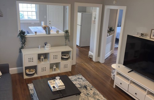 Dilworth Casa | {Sunflower Morning} A cozy farmhouse-style house in South End HOT TUB!