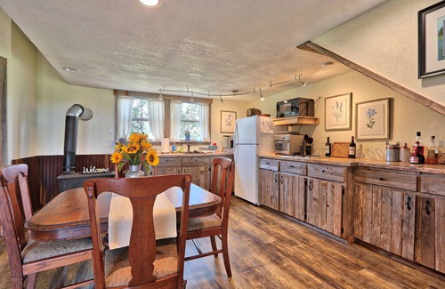 San Marcos Cabina | Sunflower Ridge Cabin - Charming Romantic Getaway