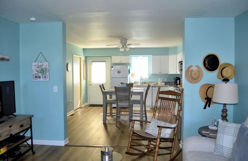 Deep Hole Casa | Sunkissed Bliss - 2BR Townhouse - Close to Beach, NO LINENS