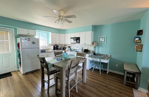 Deep Hole Casa | Sunkissed Bliss - 2BR Townhouse - Close to Beach, NO LINENS