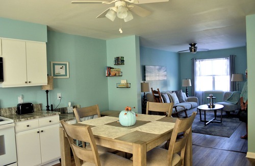 Deep Hole Casa | Sunkissed Bliss - 2BR Townhouse - Close to Beach, NO LINENS