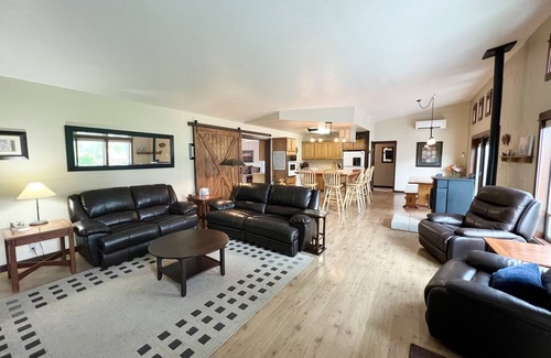Sunland Estates Casa | Sunland Estates Home - Columbia River Views - Minutes to the Gorge Amphitheater!