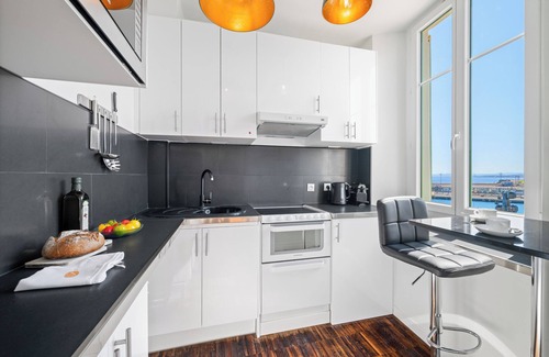 Lazaret Apartamento | Sunlight Properties - Capitaine 54 - 1 Bed rental apartment, balcony, port view