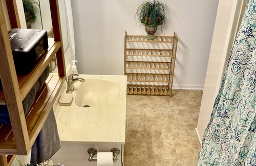 Cedar Falls Casa | Sunlight Splendor Suite at Twin Oaks by the Trails - Upstairs Apartment in Home