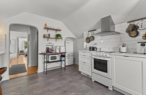 Wauwatosa Apartamento | Sunlit 2BR Upper Retreat
