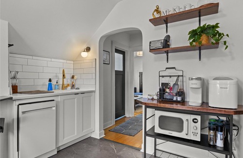 Wauwatosa Apartamento | Sunlit 2BR Upper Retreat