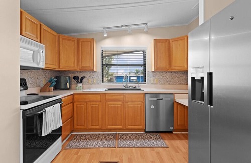 Silver Lake Casa | Sunlit 2BR w/ Lanai ~ Golf Cart Path