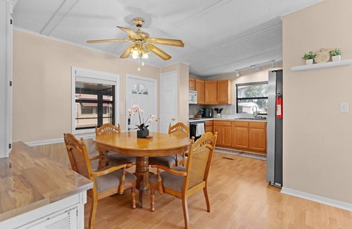 Silver Lake Casa | Sunlit 2BR w/ Lanai ~ Golf Cart Path