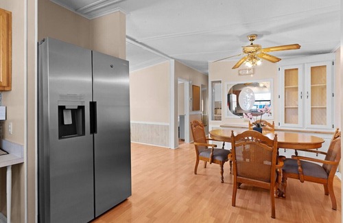 Silver Lake Casa | Sunlit 2BR w/ Lanai ~ Golf Cart Path
