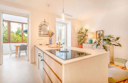 Santa Isabel Apartamento | Sunlit Apt–Best for Families & Business Travelers Nr Amoreiras and Pessoa’s Home