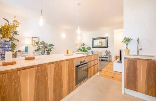 Santa Isabel Apartamento | Sunlit Apt–Best for Families & Business Travelers Nr Amoreiras and Pessoa’s Home
