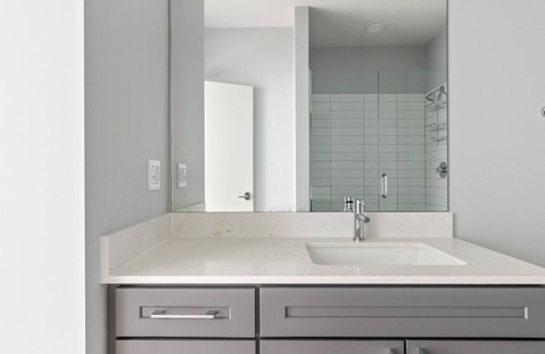 Arlington Heights Apartamento | Sunlit Arlington Heights 1BR w/ Gym & W/D, near I-90, by Blueground