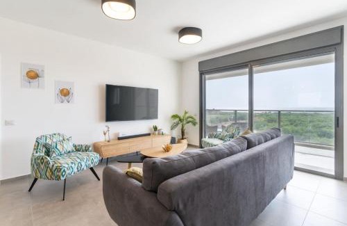 Nahariya Apartamento | Sunlit Balcony and Coastal Charm by Sea N' Rent