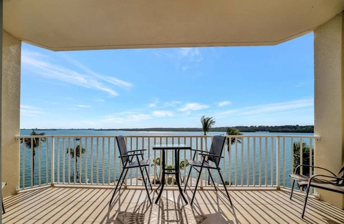 St. Petersburg - Clearwater Apartamento | Sunlit Bayview Suite Balcony Pool Hot Tub