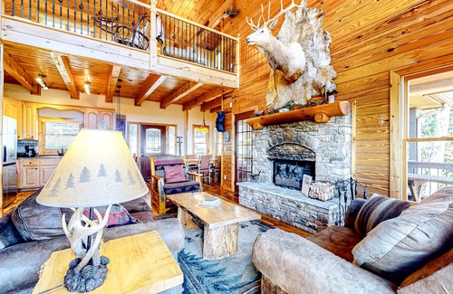 Morganton Cabina | Sunlit cabin with private hot tub, fireplace & stunning mountain views
